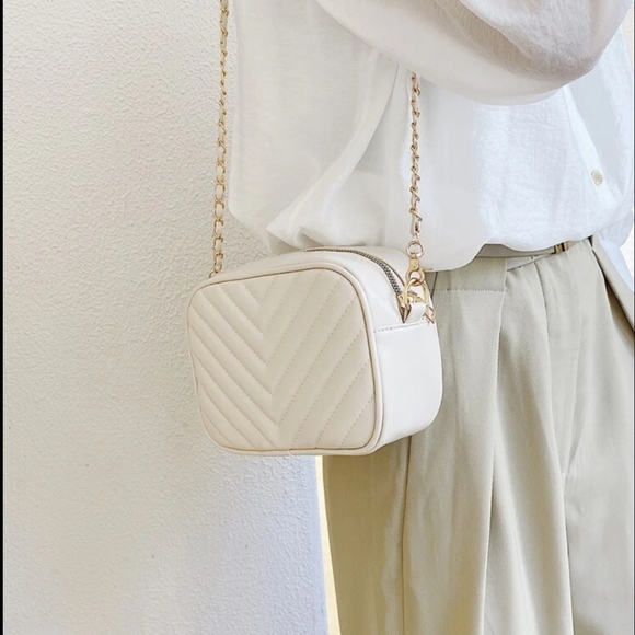 Just In🌸 Chervon Crossbody purse. Women's - Picture 2 of 15